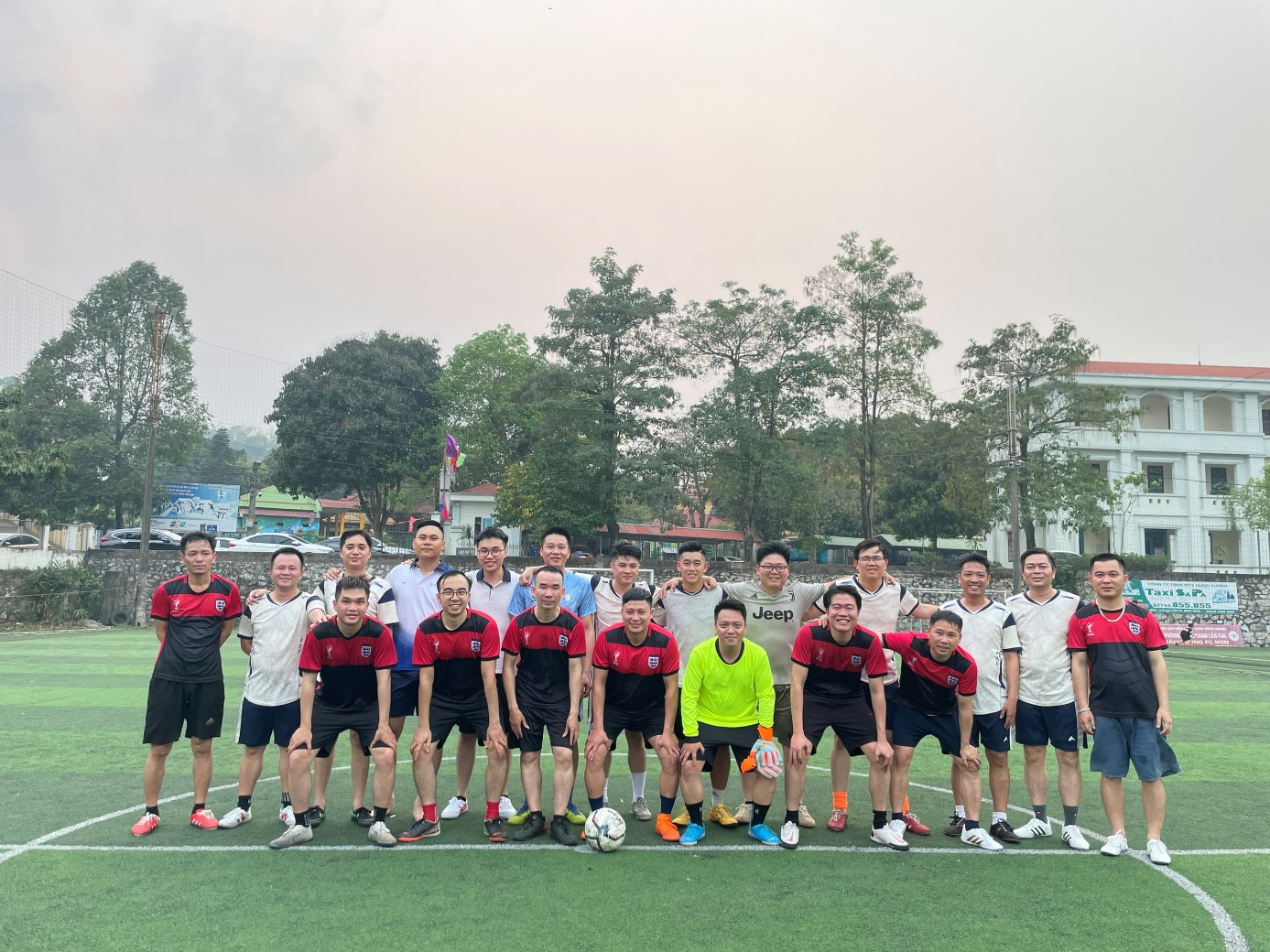 Giao lưu bóng đá giữa Đoàn thanh niên Công ty Điện lực Lào Cai và Đoàn thanh niên Xí nghiệp Dịch vụ Điện lực Lào Cai